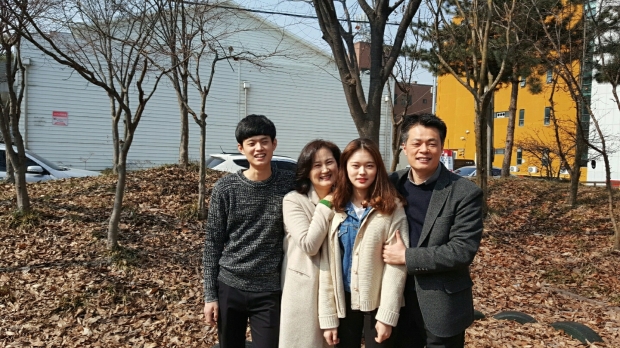 온 가족이 우리대학 무역학과 동문 '화제'썸네일